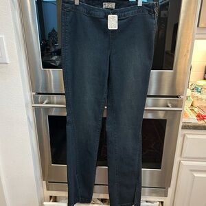 BNWT Free People Skinny Jeans size 30 (2 marks, see photos)